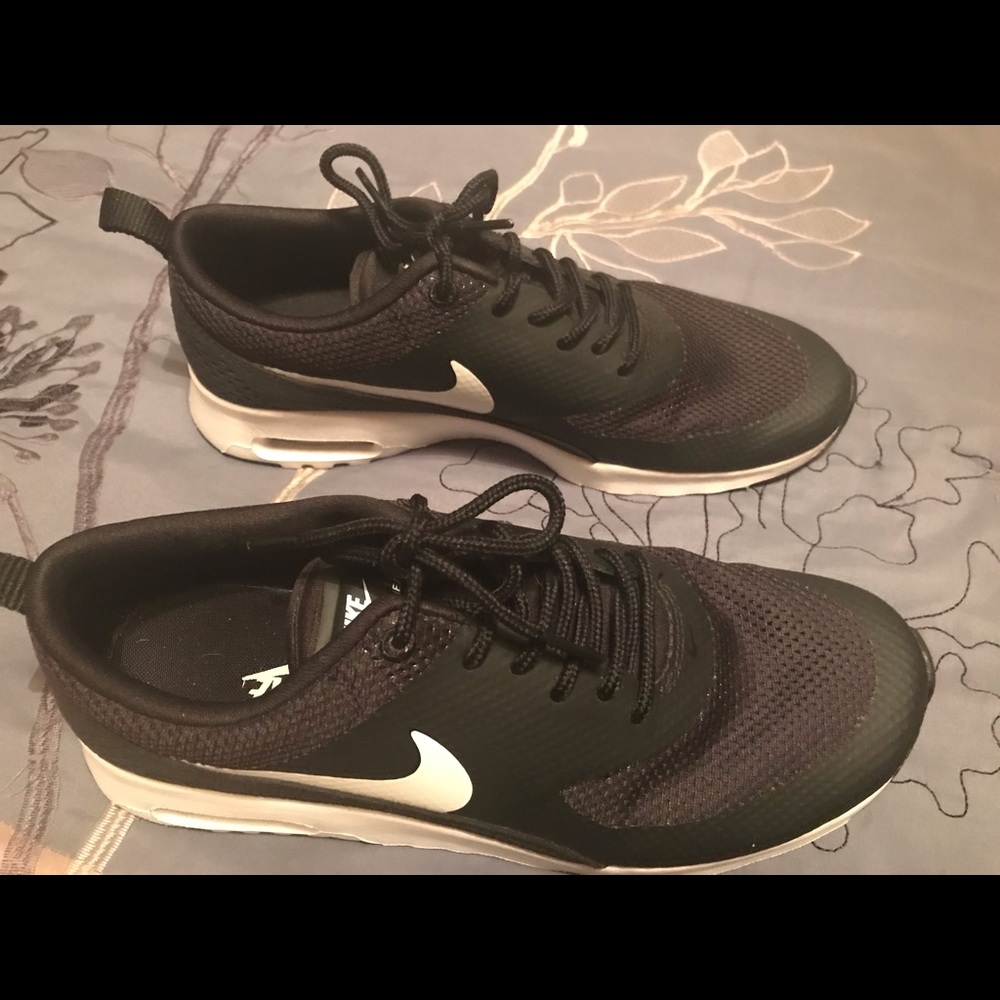 Size 7.5 Women’s Nike Sneakers